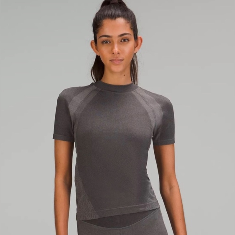 NWOT LULULEMON SEAMLESS TRAINING SHORT SLEEVE TOP